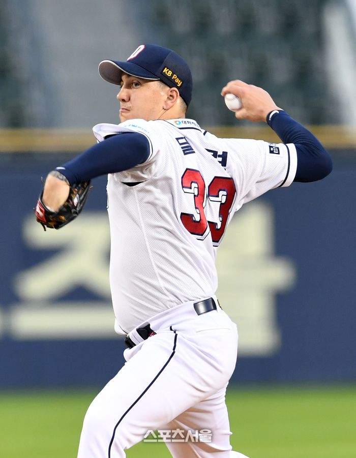 두산 베어스 딜런이 4일 잠실구장에서 열린 2023 KBO리그 한화 이글스와 경기에 선발 등판해 힘차게 공을 던지고 있다. 2023. 5. 4. 잠실 | 박진업기자 upandup@sportsseoul.com