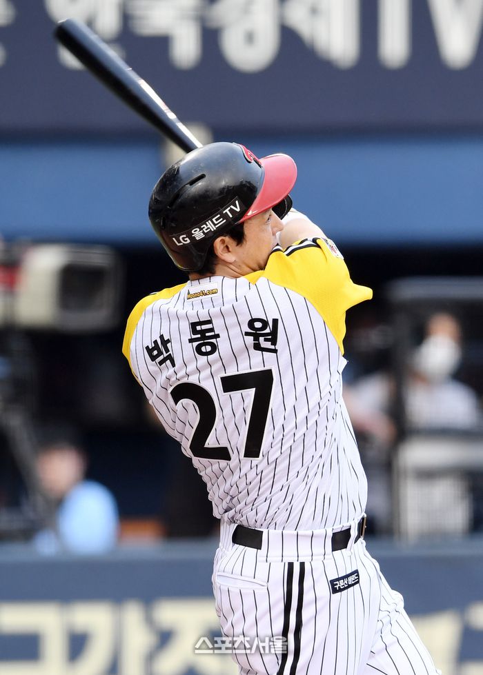 LG 트윈스 박동원이 1일 잠실구장에서 열린 2023 KBO리그 롯데 자이언츠와 경기 1회말 2사 2-3루 상황에서 롯데 선발 반즈를 상대로 2타점 적시타를 치고 있다. 2023. 6. 1. 잠실 | 박진업기자 upandup@sportsseoul.com