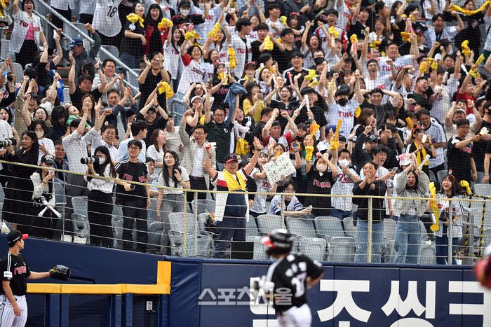 LG 5번타자 박동원이 7일 고척스카이돔에서 열린 2023 프로야구 키움히어로즈와 LG트윈스의 경기 8회초 2사 2루에서 원종현을 상대로 좌월 동점 2점홈런을 터트린 후 홈인하고 있다. 염경엽 감독의 축하. 2023.06.07.강영조기자 kanjo@sportsseoul.com