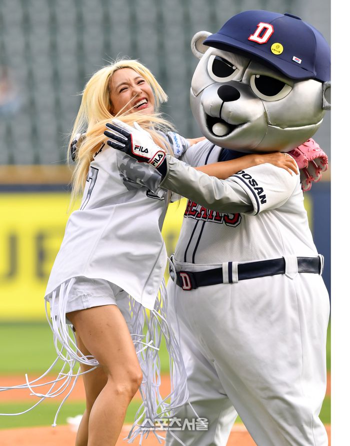 [포토]‘마스코트도 급 당황’ 포옹하러 달려오는 바다