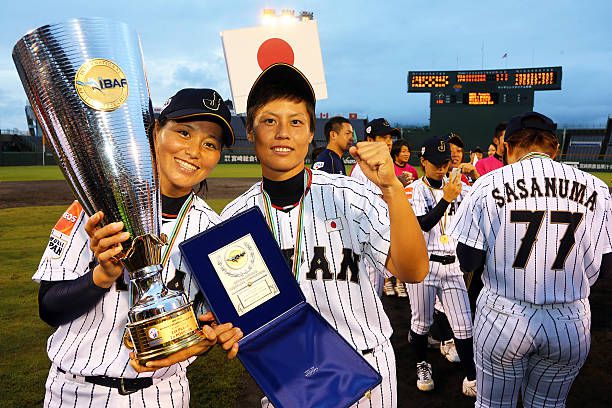 나카시마 리사 감독(왼쪽)이 사토 아야미(가운데)와 지난 2014년 일본 미야자키에서 열린 미국과 여자야구월드컵에서 우승한 뒤 기념 촬영을 하고 있다. 게티이미지.