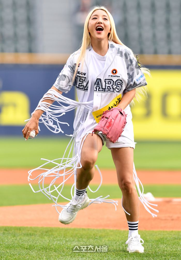 [포토]‘드림컴트루....랄랄라’ 시구하는 바다