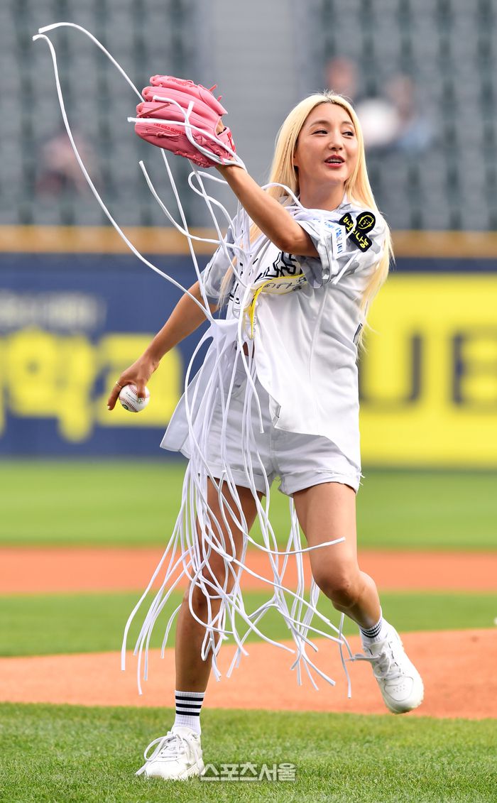 [포토]‘팬서비스는 댄스’ 시구하는 바다