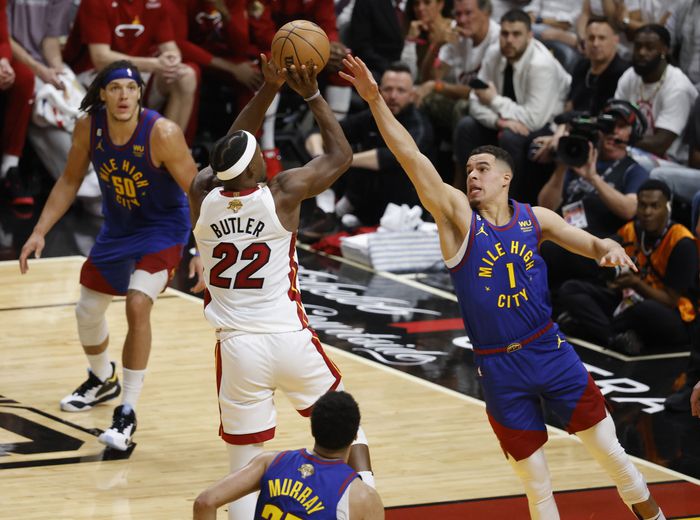 마이애미 히트 스몰포워드 지미 버틀러가 덴버 너기츠 포워드 마이클 포터 주니어의 마크를 피해 페인트존에서 슛을 날리고 있다. 마이애미(플로리다주)|EPA연합뉴스