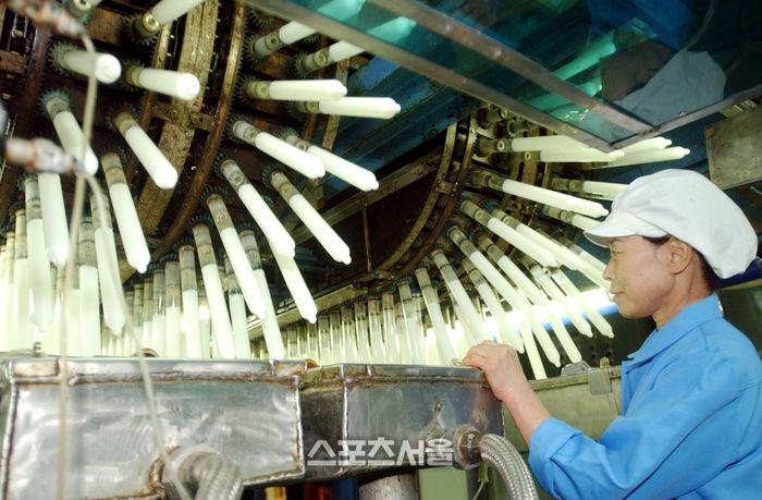 충남 괴산의 한 콘돔생산업체에서  직원이 성형 과정을 지켜보고 있다.  스포츠서울DB