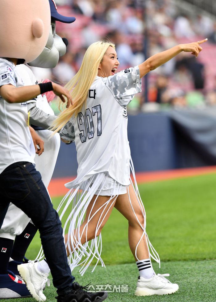 팬들을 향해 거침없이 환호성을 유도하며 등장하는 바다...뮤지컬 배우로 제2의 가수 인생을 사는 디바답습니다.