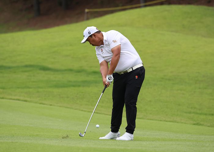 백석현이 8일 에이원CC에서 열린 제66회 KPGA 선수권대회 1라운드에서 아이언 샷하고 있다. 중지 특성에 맞게 디보트 자국을 최소화하려는 노력이 엿보인다. 사진제공 | KPGA