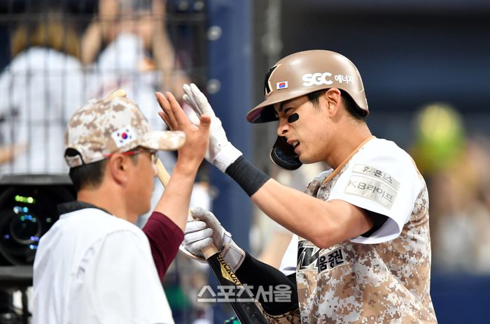 키움 3번타자 이정후가 7일 고척스카이돔에서 열린 2023 프로야구 키움히어로즈와 LG트윈스의 경기 3회말 플럿코를 상대로 우월 1점홈런을 터트린 후 홈인하고 있다.2023.06.07.강영조기자 kanjo@sportsseoul.com