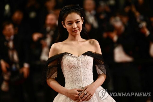 제76회 칸국제영화제 레드카펫 밟은 제니. 제공 | AFP 연합뉴스