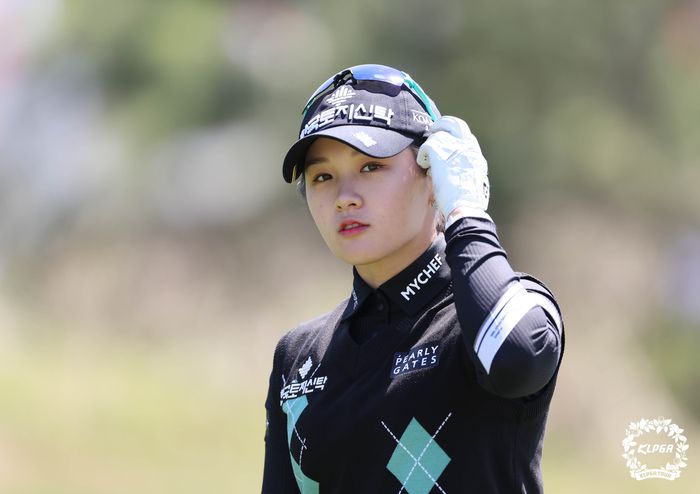 박현경이 9일 롯데스카이힐 제주CC에서 열린 KLPGA투어 롯데렌터카 여자오픈 최종라운드에서 밝은 표정으로 홀아웃하고 있다. 사진제공 | KLPGA