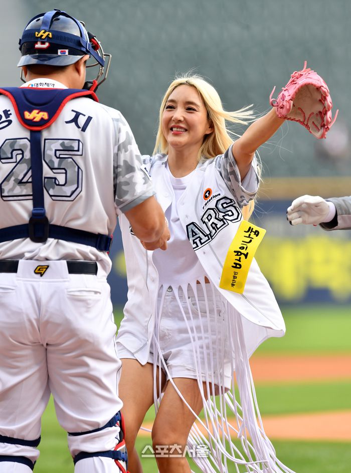 [포토]‘급 당황 양의지’ 포옹하러 달려오는 바다