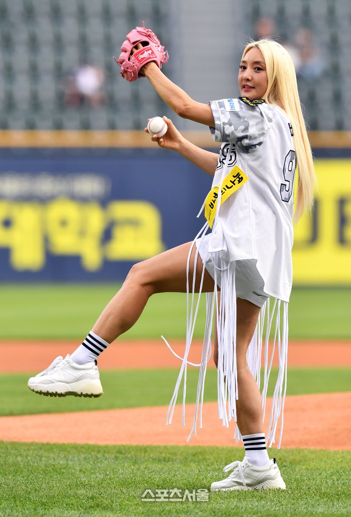 [포토]‘와인드업’ 시구하는 바다원조 걸그룹 아이돌가수에서 뮤지컬배우로 활약하는 바다가 8일 잠실구장에서 열린 2023 프로야구 두산베어스와 한화이글스의 경기에 앞서 시구를 하며 경기시작을 알리고 있다. 2023.06.08.강영조기자 kanjo@sportsseoul.com