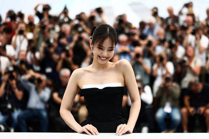 블랙핑크 제니가 지난달 23일(현지시간) 프랑스 칸에서 개막한 76회 칸국제영화제 레드카펫에서 미소짓고 있다. 칸 | 로이터연합뉴스