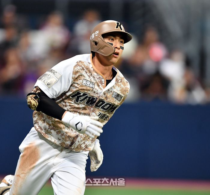 키움 3번타자 이정후가 7일 고척스카이돔에서 열린 2023 프로야구 키움히어로즈와 LG트윈스의 경기 3회말 플럿코를 상대로 우월 1점홈런을 터트린 후 홈인하고 있다.2023.06.07.강영조기자 kanjo@sportsseoul.com