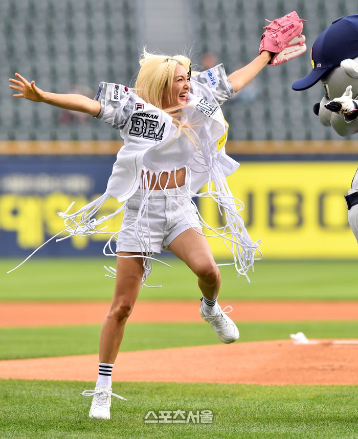 [포토]‘제대로 시구마치고 환호하는’ 바다