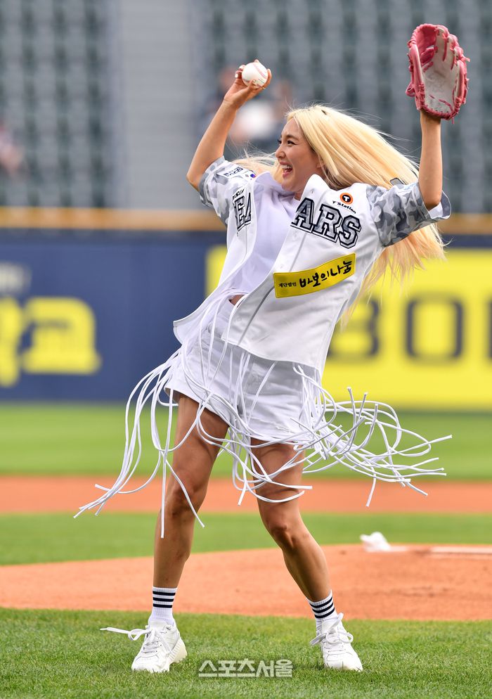 [포토]‘시구하러 나섰다 필 받은’  바다