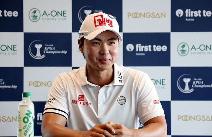 이형준이 8일 에이원CC에서 열린 제66회 KPGA 선수권대회 1라운드를 공동 선두로 마친 뒤 밝은 표정으로 인터뷰하고 있다. 사진제공 | KPGA