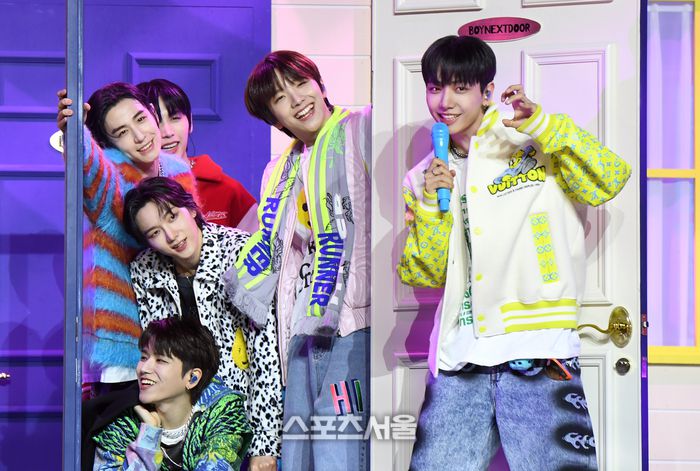 보이넥스트도어(BOYNEXTDOOR)가 지난달 30일 서울 용산구 블루스퀘어에서 진행된 데뷔 싱글 앨범 ‘WHO!’ 미디어 쇼케이스에서 열정적인 무대를 선보이고 있다. 박진업기자 upandup@sportsseoul.com