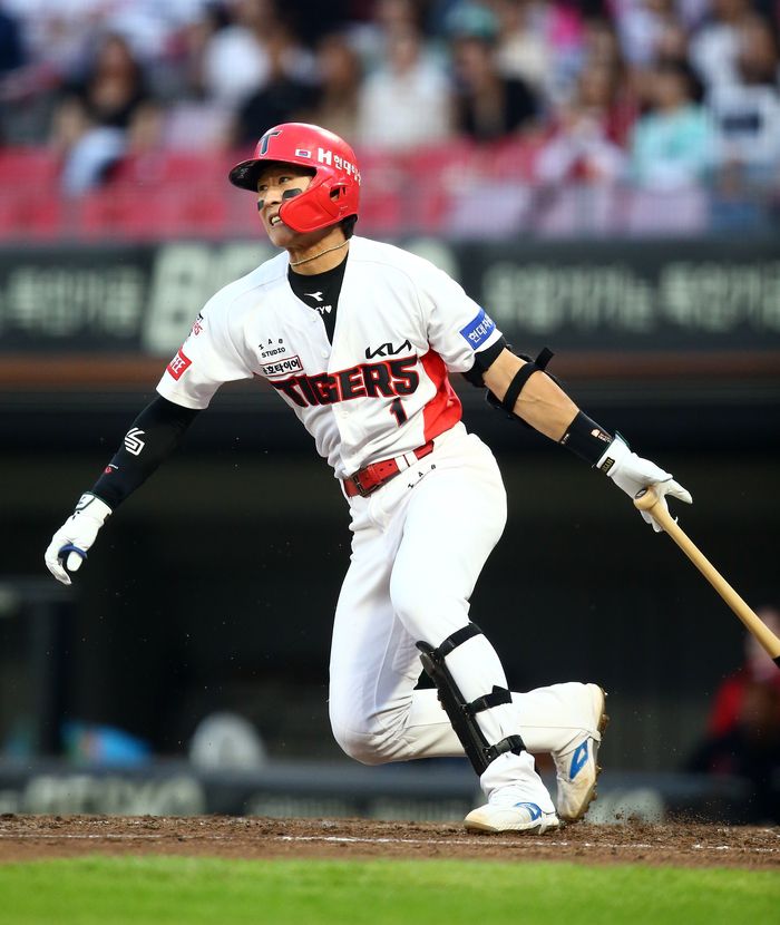 KIA 박찬호가 8일 광주-기아 챔피언스 필드에서 열린 2023 KBO리그 SSG전에서 2회말 2사 만루에서 내야 안타를 치고 있다. 사진제공 | KIA 타이거즈
