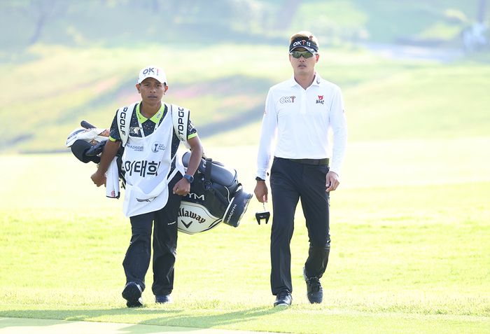 이태희(오른쪽)가 9일 경남 양산에 있는 에이원CC에서 열린 KPGA 선수권대회 2라운드에서 그린으로 이동하고 있다. 사진제공 | KPGA