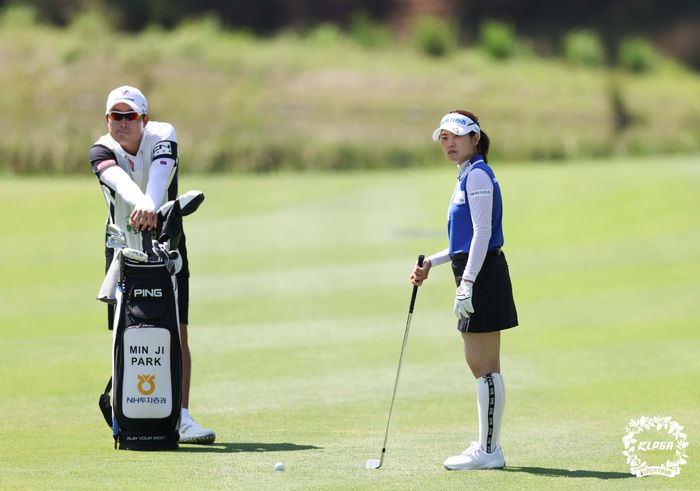 박민지(오른쪽)가 9일 강원도 양양 설해원에서 열린 KLPGA투어 셀트리온 퀸즈 마스터즈 1라운드에서 샷 할 곳을 바라보고 있다. 사진제공 | KLPGA