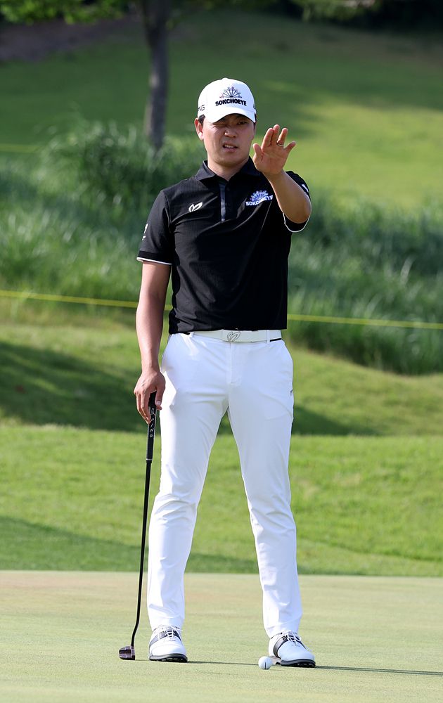 이정환이 10일 양산 에이원CC에서 열린 KPGA 선수권대회 3라운드에서 독특한 포즈로 그린을 살피고 있다. 사진제공 | KPGA