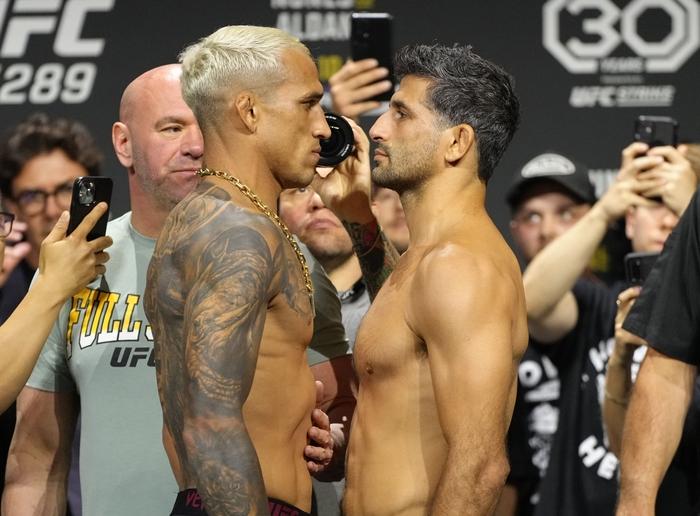 찰스 올리베이라(왼쪽)와 베닐 다리우쉬가 10일(한국시간) 캐나다 브리티시컬럼비아주 밴쿠버 로저스 아레나에서 진행된 계체에서 서로를 마주보고 있다. 사진 | UFC