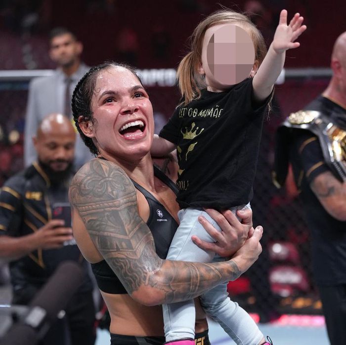 아만다 누네스가 딸을 안고 환호하고 있다. 사진 | UFC