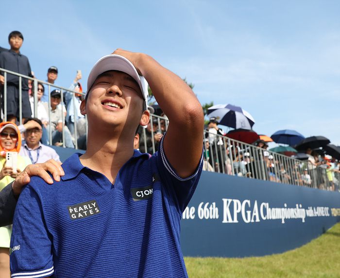 최승빈이 11일 경남 양산에 있는 에이원CC에서 열린 제66회 KPGA 선수권대회에서 극적인 우승을 따낸 뒤 기뻐하고 있다. 사진제공 | KPGA
