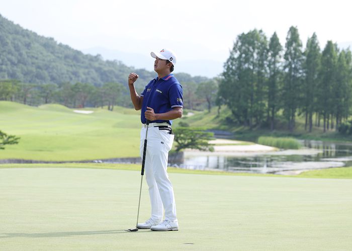최승빈이 11일 경남 양산에 있는 에이원CC에서 열린 제66회 KPGA 선수권대회 최종라운드 18번홀에서 버디를 낚은 뒤 환호하고 있다. 사진제공 | KPGA