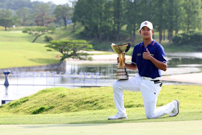 최승빈이 11일 경남 양산에 있는 에이원CC에서 열린 제66회 KPGA 선수권대회에서 극적인 우승을 따낸 뒤 트로피를 들고 포즈를 취하고 있다. 사진제공 | KPGA