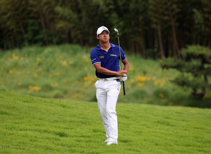 최승빈이 11일 에이원CC에서 열린 KPGA 선수권대회에서 볼 방향을 파악하고 있다. 사진제공 | KPGA