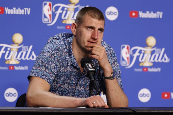 덴버 너기츠 센터 니콜라 요기치가 4차전에서 마이애미 히트를 108-95로 누르고 인터뷰를 하고 있다. EPA연합뉴스