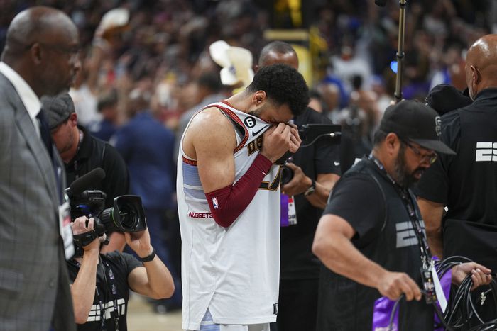 덴버 너기츠 포인트가드 자말 머레이가 5차전 승리 후 우승이 확정되자 흐른 눈물을 옷으로 닦고 있다. 덴버(콜로라도주)|AP연합뉴스