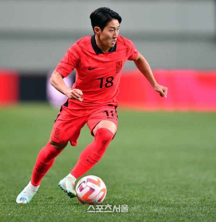 대한민국 축구국가대표팀 이강인이 28일 서울월드컵경기장에서 열린 대한민국과 우루과이대표팀과의 평가전 후반 로드리게즈와 볼다툼을 벌이고 있다. 2023.03.28.상암 | 강영조기자 kanjo@sportsseoul.com