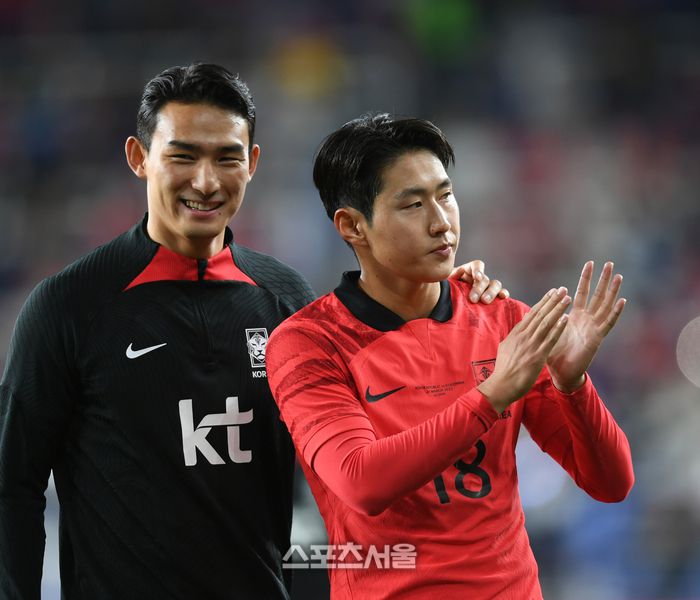 이강인이 24일 울산문수축구경기장에서 열린 콜롬비아와 축구 국가대표 평가전 후 관중에 인사를 하고 있다. 2023. 3. 24.울산 | 최승섭기자 thunder@sportsseoul.com