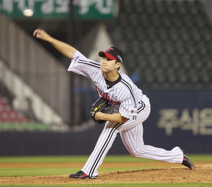 LG 백승현이 14일 잠실 삼성전 9회초 역투하고 있다. 서울 | 연합뉴스