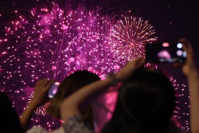 17일 오후 방탄소년단(BTS)의 데뷔 10주년 기념 축제(BTS 10th 애니버서리 페스타) 불꽃쇼가 여의도 한강공원의 밤하늘을 화려하게 수놓고 있다. 제공 | 연합뉴스