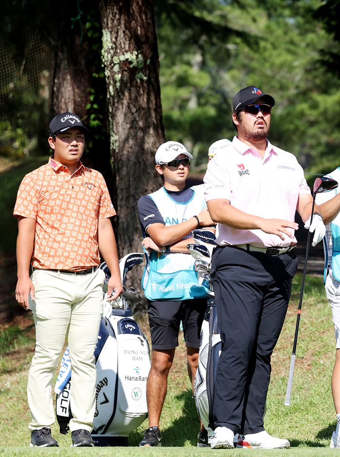 한·일 장타왕 정찬민(오른쪽)과 가와모토 리키(왼쪽)가 16일 이쓰미GC에서 열린 하나은행 인비테이셔널 2라운드에서 티샷을 준비하고 있다. 사진제공 | KPGA