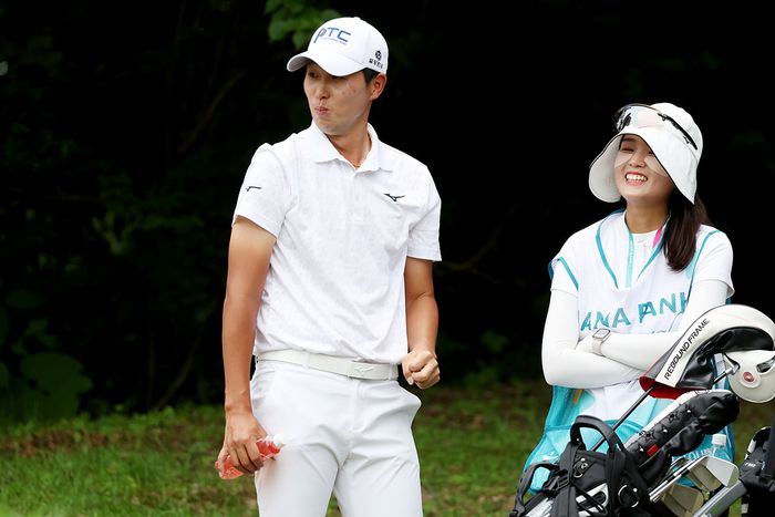 양지호(왼쪽)가 18일 일본 치바 이쓰미GC에서 열린 하나은행 인비테이셔널 최종라운드에서 아내 김유정 씨와 즐겁게 대화하고 있다. 사진제공 | KPGA