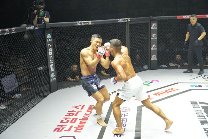 브루노 아제베두(오른쪽)가 24일 강원도 원주시 서원대로 원주 종합체육관에서 열린 ‘굽네 로드FC 064 대회’ 밴텀급 토너먼트 8강전에서 박형근을 향해 라이트를 날리고 있다. 사진 | 로드FC