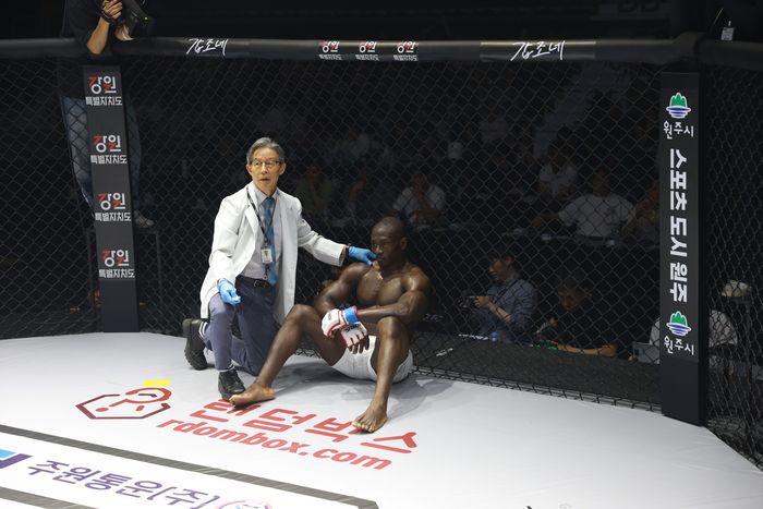 맥스 더 바디가 24일 강원도 원주시 서원대로 원주 종합체육관에서 열린 ‘굽네 로드FC 064 대회’ 라이트급 토너먼트 8강전에서 닥터 체크를 받고 있다. 사진 | 로드FC