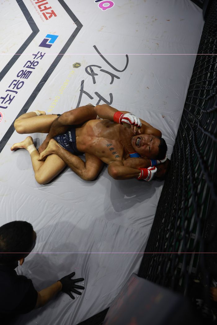 브루노 아제베두가 24일 강원도 원주시 서원대로 원주 종합체육관에서 열린 ‘굽네 로드FC 064 대회’ 밴텀급 토너먼트 8강전에서 리어네이키드 초크를 걸고 있다. 사진 | 로드FC