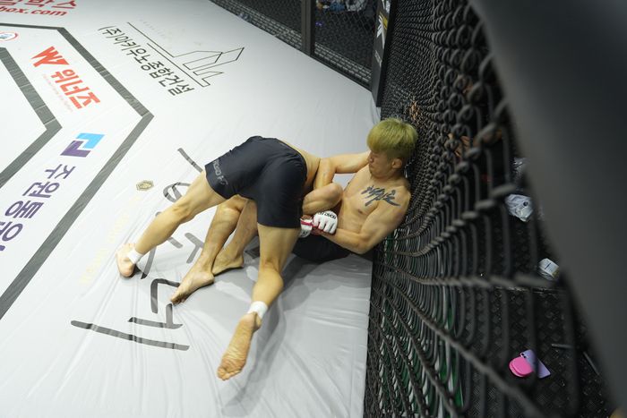 문제훈(오른쪽)과 하라구치 아키라가 24일 강원도 원주시 서원대로 원주 종합체육관에서 열린 ‘굽네 로드FC 064 대회’ 밴텀급 토너먼트 8강전에서 공방을 펼치고 있다. 사진 | 로드FC