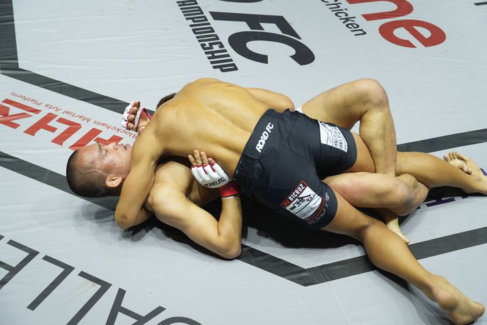 박해진과 데바나 슈타로가 24일 강원도 원주시 서원대로 원주 종합체육관에서 열린 ‘굽네 로드FC 064 대회’ 라이트급 토너먼트 8강전에서 치열한 공방을 펼치고 있다. 사진 | 로드FC