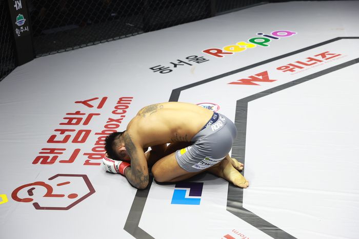 한상권이 24일 강원도 원주시 서원대로 원주 종합체육관에서 열린 ‘굽네 로드FC 064 대회’ 라이트급 토너먼트 8강전에서 반칙 패 선언 후 엎드려 울고 있다. 사진 | 로드FC