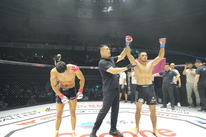 라자발 셰이둘라예프(오른쪽)가 24일 강원도 원주시 서원대로 원주 종합체육관에서 열린 ‘굽네 로드FC 064 대회’ 밴텀급 토너먼트 8강전에서 양지용을 1라운드 4분 리어네이키드 초크로 꺾었다. 사진 | 로드FC