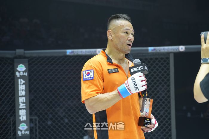 신동국이 24일 강원도 원주시 서원대로 원주 종합체육관에서 열린 ‘굽네 로드FC 064 대회’ 라이트급 토너먼트 리저브 매치에서 여제우를 꺾고 인터뷰하고 있다. 사진 | 로드FC