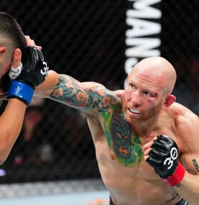 조쉬 에멧(오른쪽)이 25일(한국시간) 미국 플로리다주 잭슨빌 비스타 베테랑스 메모리얼 아레나에서 열린 ‘UFC 파이트 나이트: 에멧 vs 토푸리아’ 메인 이벤트 페더급 경기에서 일리아 토푸리아와 격돌하고 있다. 사진 | UFC