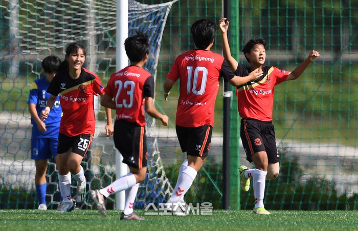 충남 강경여중 최다연(오른쪽)이 22일 경남 합천 황강군민체육공원에서 열린 ‘웰니스 힐링명품도시 합천에서 펼쳐지는 제31회 여왕기 전국여자축구대회’ 중등부 경기 설봉중과 8강 경기에서 선제골을 넣은 뒤 기뻐하고 있다. 2023.06.22. 합천 | 박진업기자 upandup@sportsseoul.com